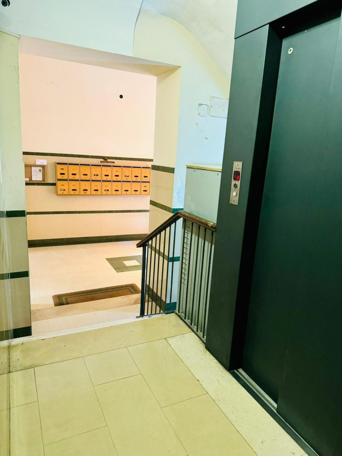 Отель Punto House Ferrovia Неаполь Экстерьер фото