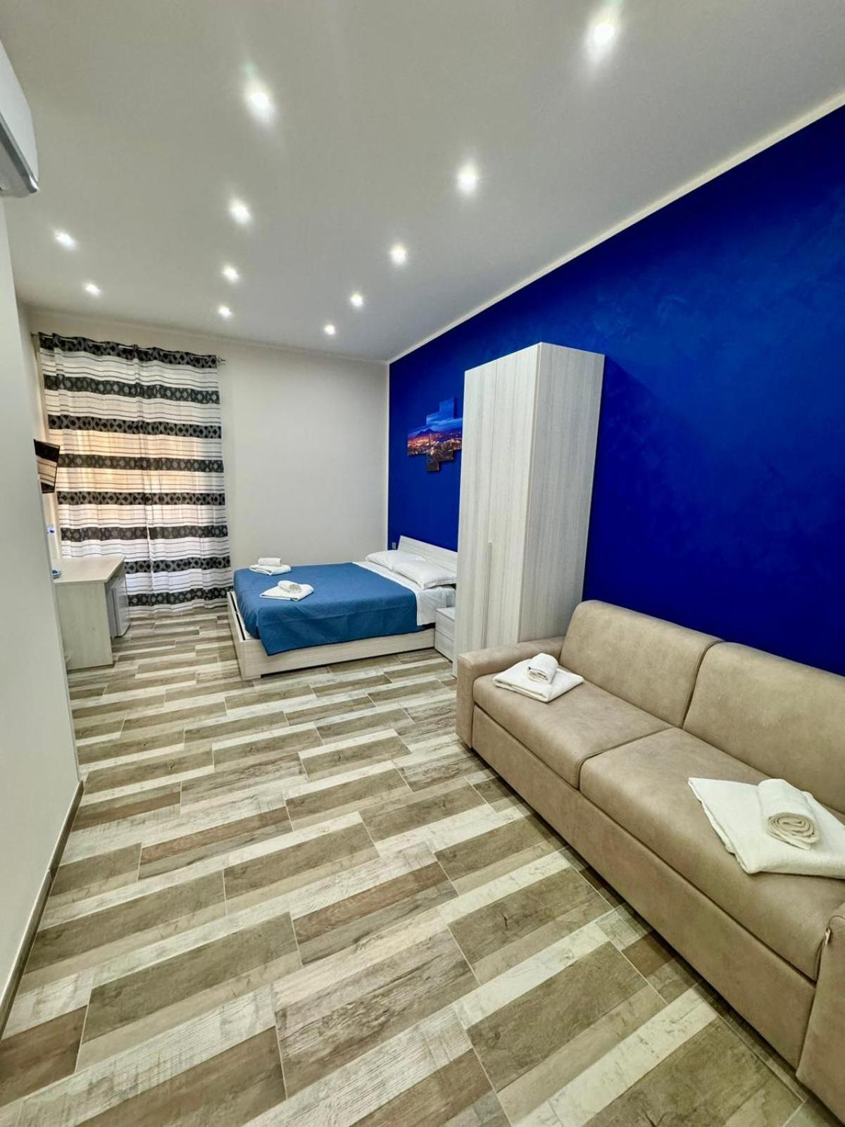 Отель Punto House Ferrovia Неаполь Экстерьер фото