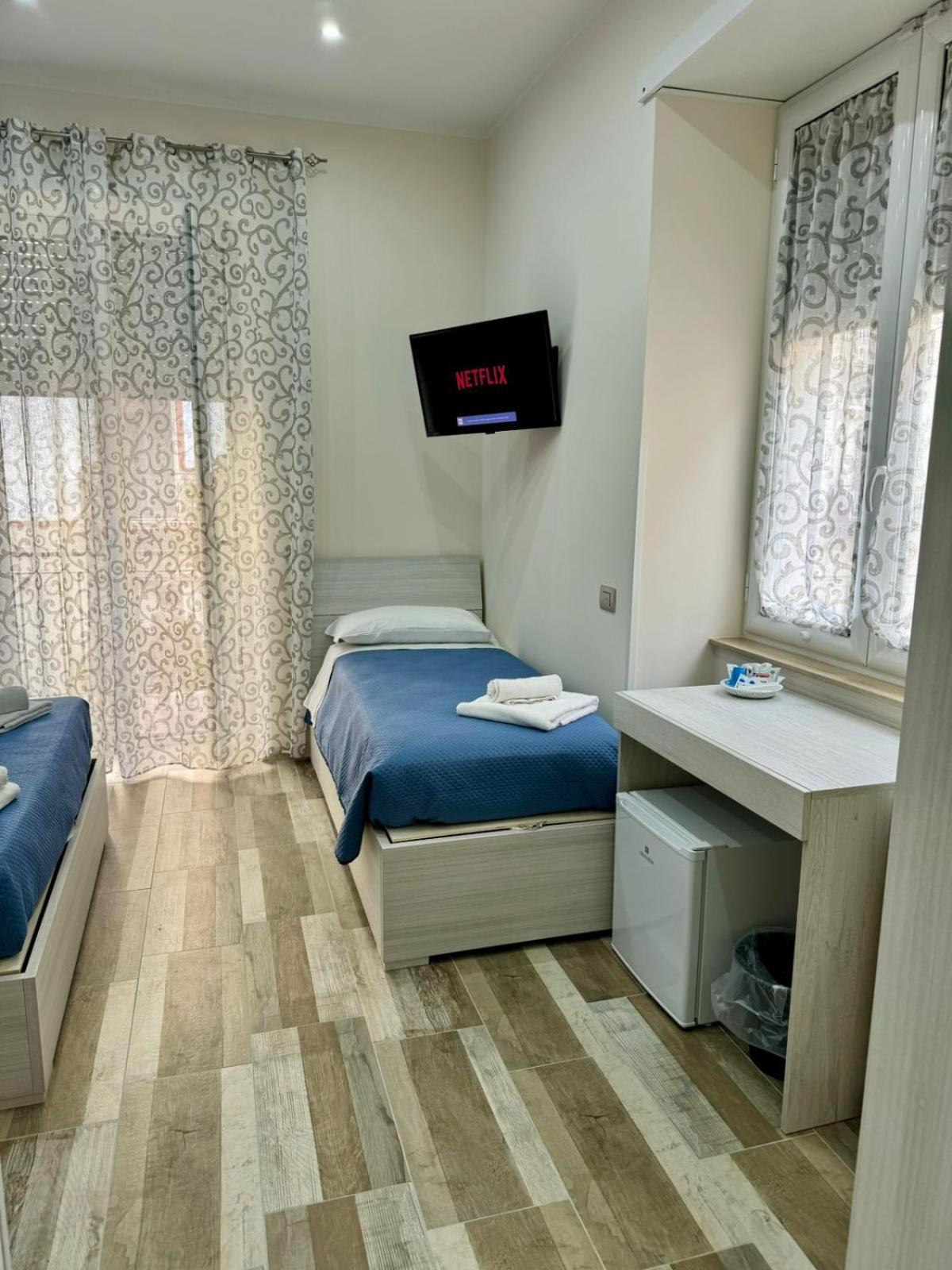 Отель Punto House Ferrovia Неаполь Экстерьер фото