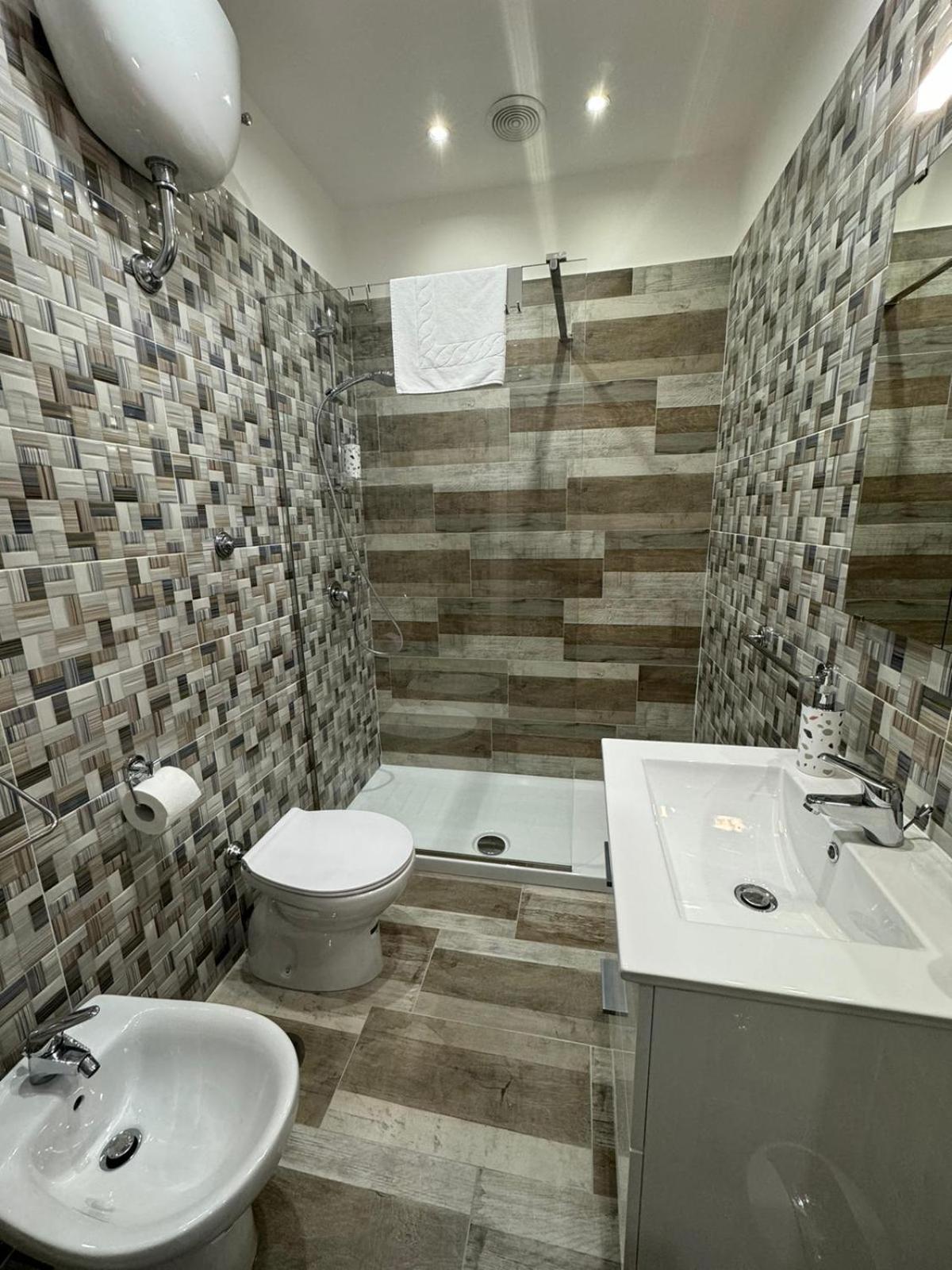 Отель Punto House Ferrovia Неаполь Экстерьер фото